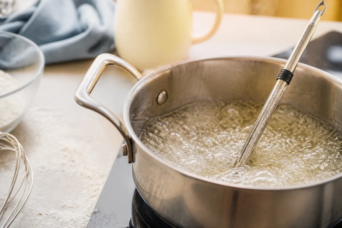 Thermomètre à sucre plongé dans un sirop en cours de cuisson